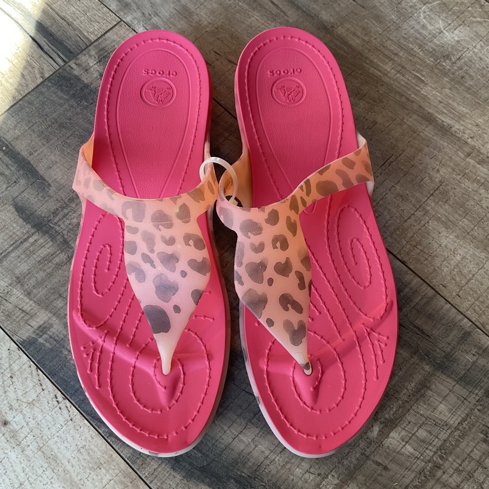 NWOT Crocs 203136 Rio Thong Flip Flops Comfort Sandals Coral Pink Leopard Sz 7